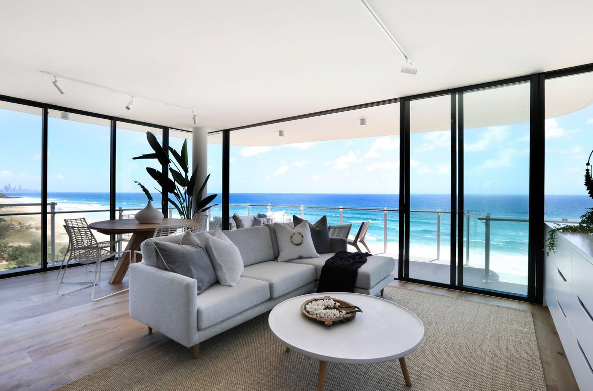 www.theprestigepropertymagazine.com - The Prestige Property Magazine - Absolute Beachfront